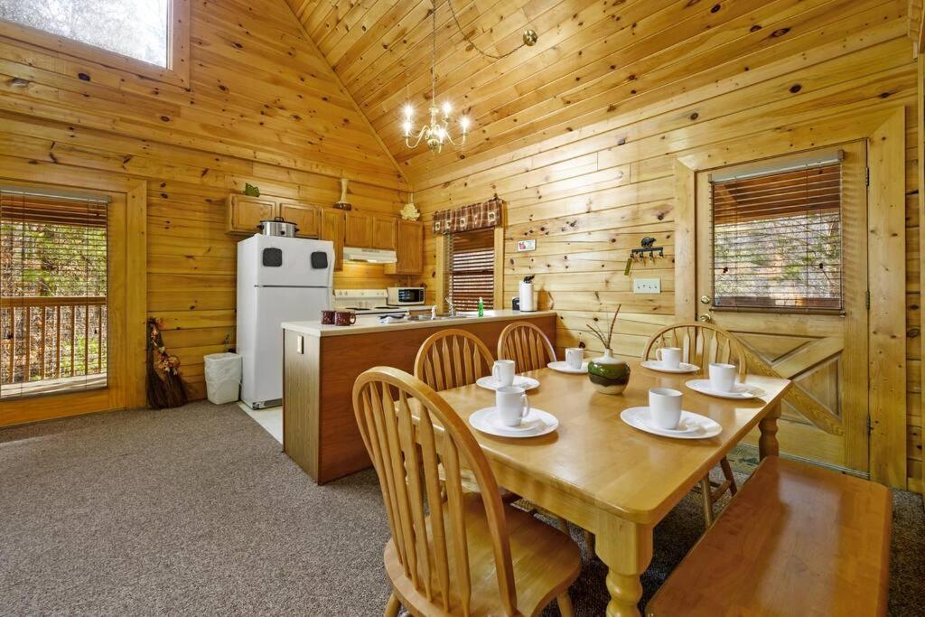 Beautiful 2 Bed Cabin With Hot Tub And Resort Pool Sevierville Kültér fotó