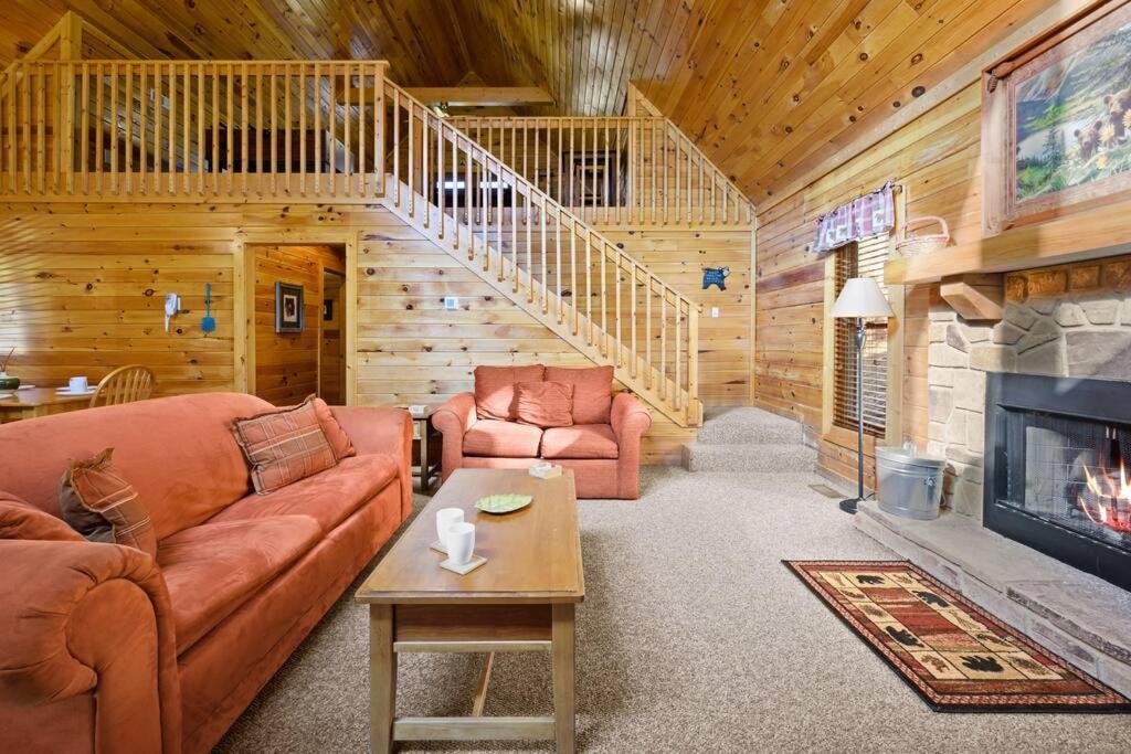 Beautiful 2 Bed Cabin With Hot Tub And Resort Pool Sevierville Kültér fotó