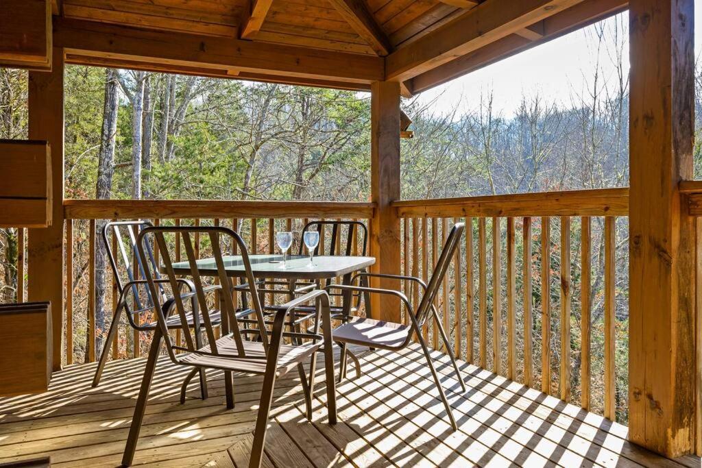 Beautiful 2 Bed Cabin With Hot Tub And Resort Pool Sevierville Kültér fotó