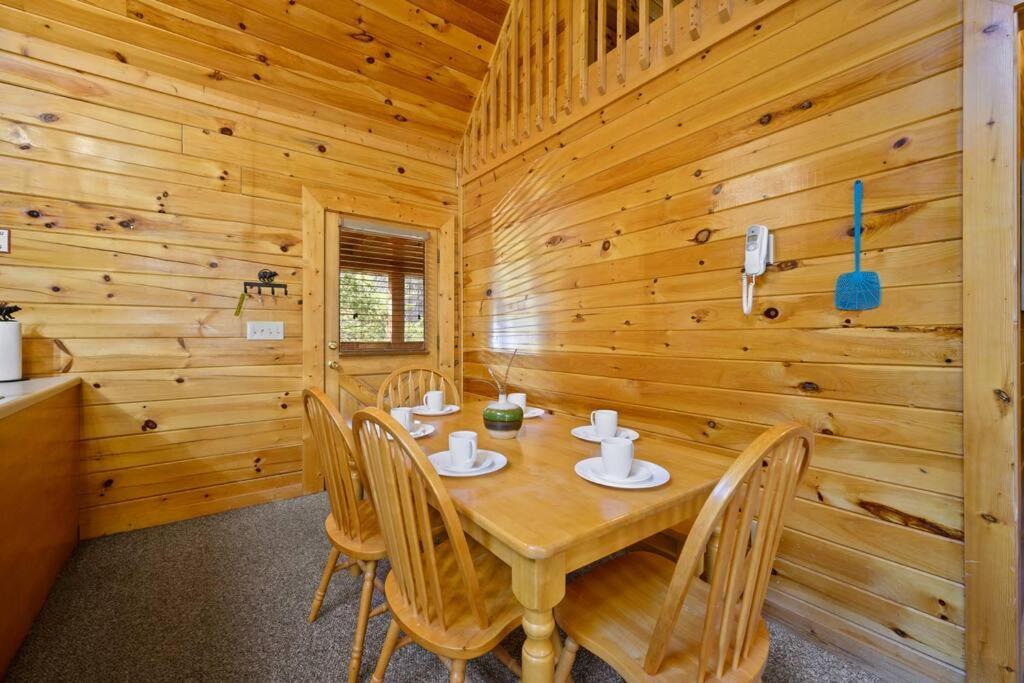 Beautiful 2 Bed Cabin With Hot Tub And Resort Pool Sevierville Kültér fotó