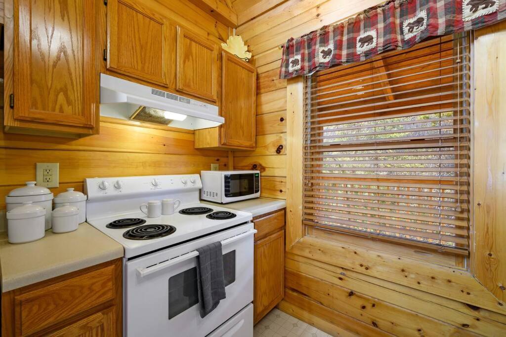 Beautiful 2 Bed Cabin With Hot Tub And Resort Pool Sevierville Kültér fotó