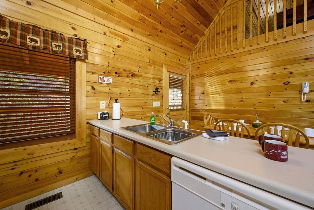 Beautiful 2 Bed Cabin With Hot Tub And Resort Pool Sevierville Kültér fotó