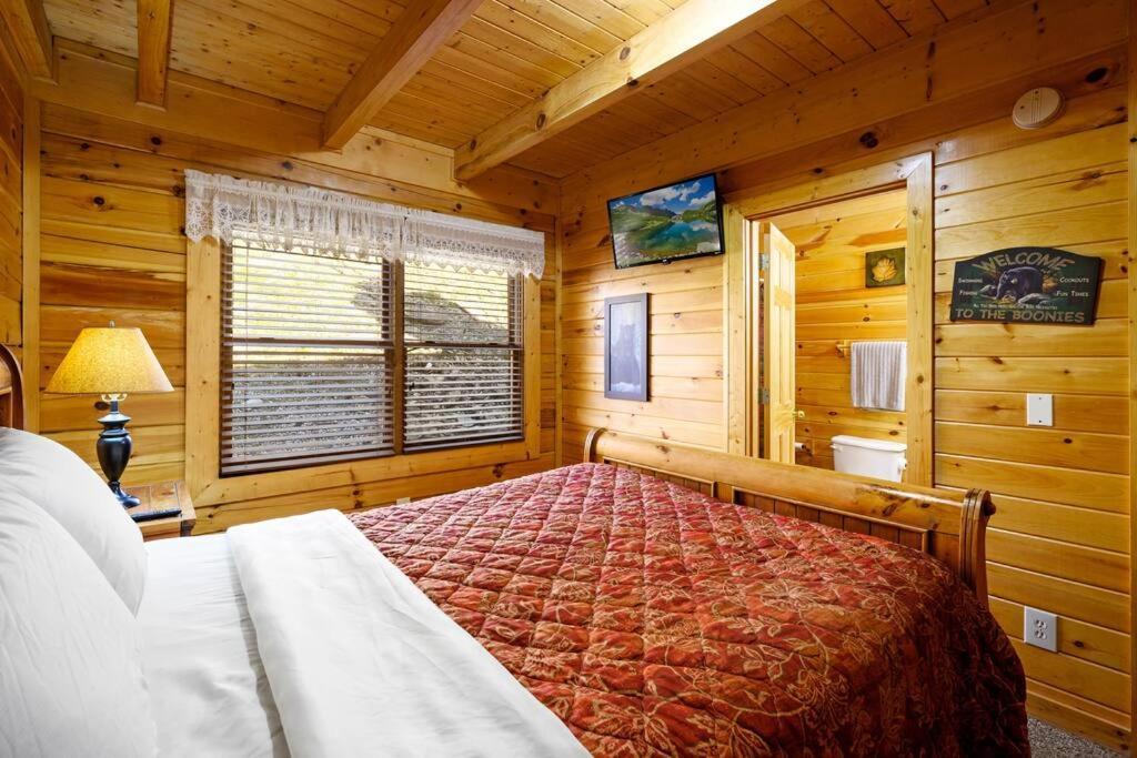 Beautiful 2 Bed Cabin With Hot Tub And Resort Pool Sevierville Kültér fotó