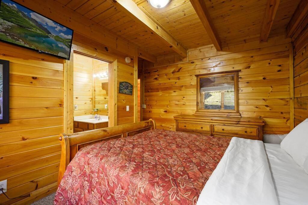 Beautiful 2 Bed Cabin With Hot Tub And Resort Pool Sevierville Kültér fotó