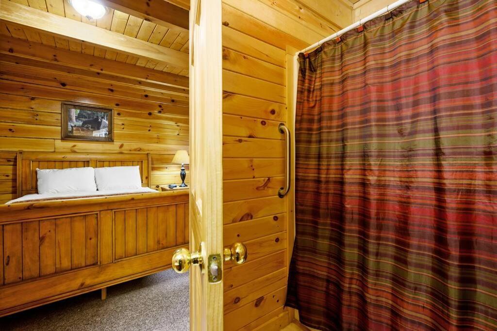 Beautiful 2 Bed Cabin With Hot Tub And Resort Pool Sevierville Kültér fotó