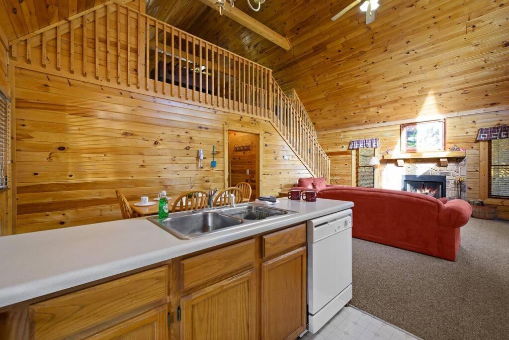 Beautiful 2 Bed Cabin With Hot Tub And Resort Pool Sevierville Kültér fotó