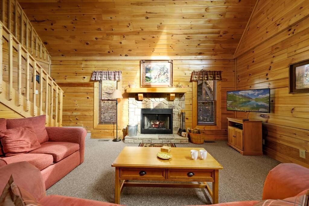 Beautiful 2 Bed Cabin With Hot Tub And Resort Pool Sevierville Kültér fotó