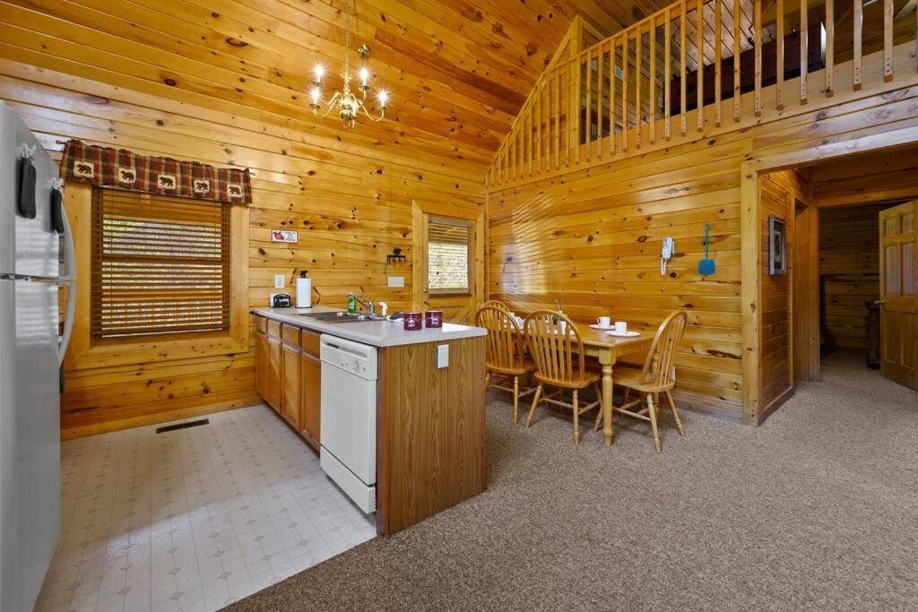 Beautiful 2 Bed Cabin With Hot Tub And Resort Pool Sevierville Kültér fotó