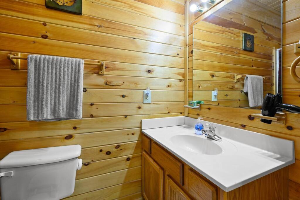 Beautiful 2 Bed Cabin With Hot Tub And Resort Pool Sevierville Kültér fotó