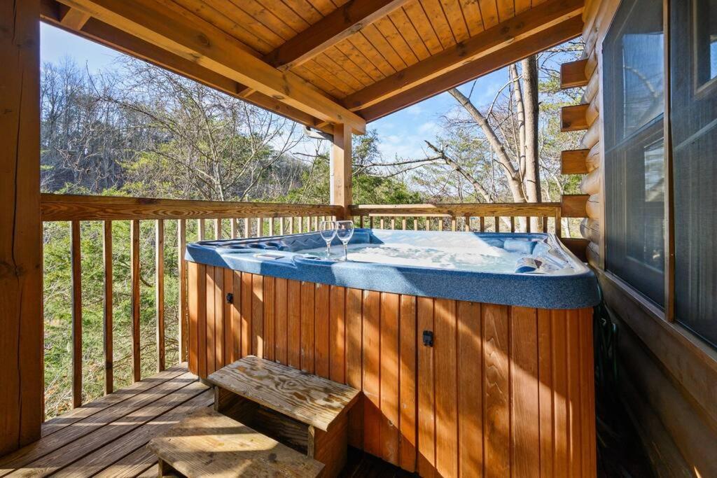 Beautiful 2 Bed Cabin With Hot Tub And Resort Pool Sevierville Kültér fotó