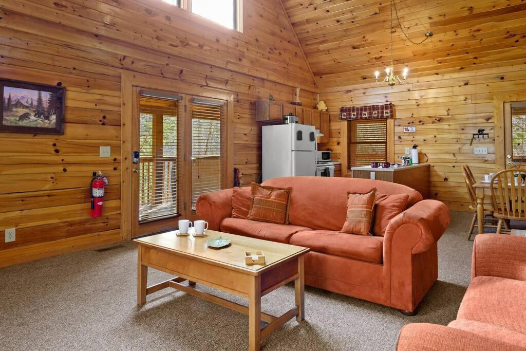 Beautiful 2 Bed Cabin With Hot Tub And Resort Pool Sevierville Kültér fotó