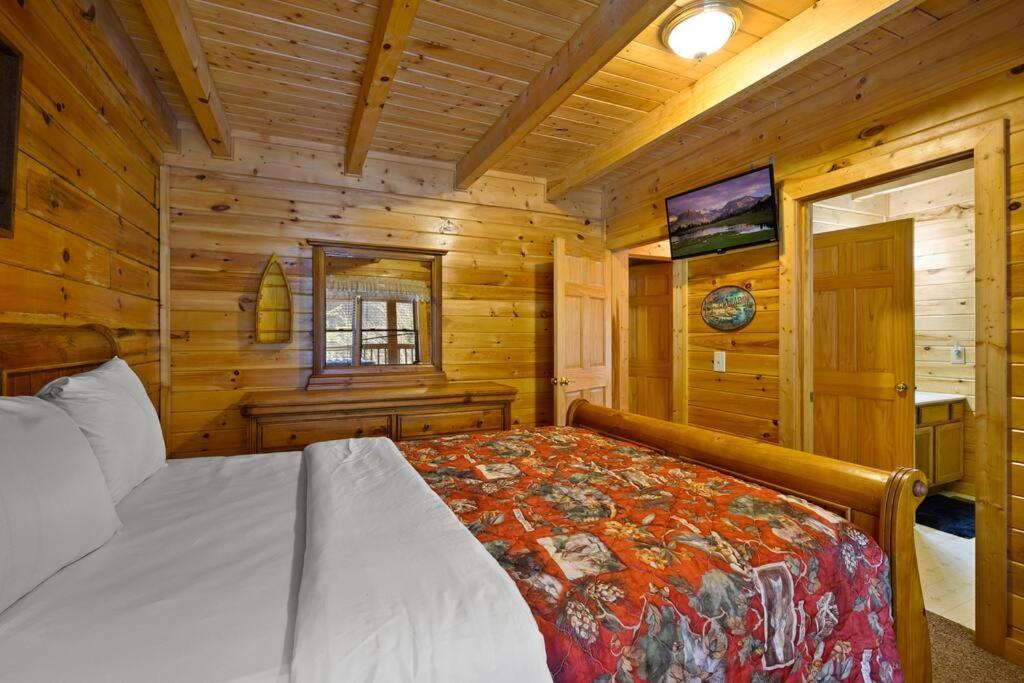 Beautiful 2 Bed Cabin With Hot Tub And Resort Pool Sevierville Kültér fotó