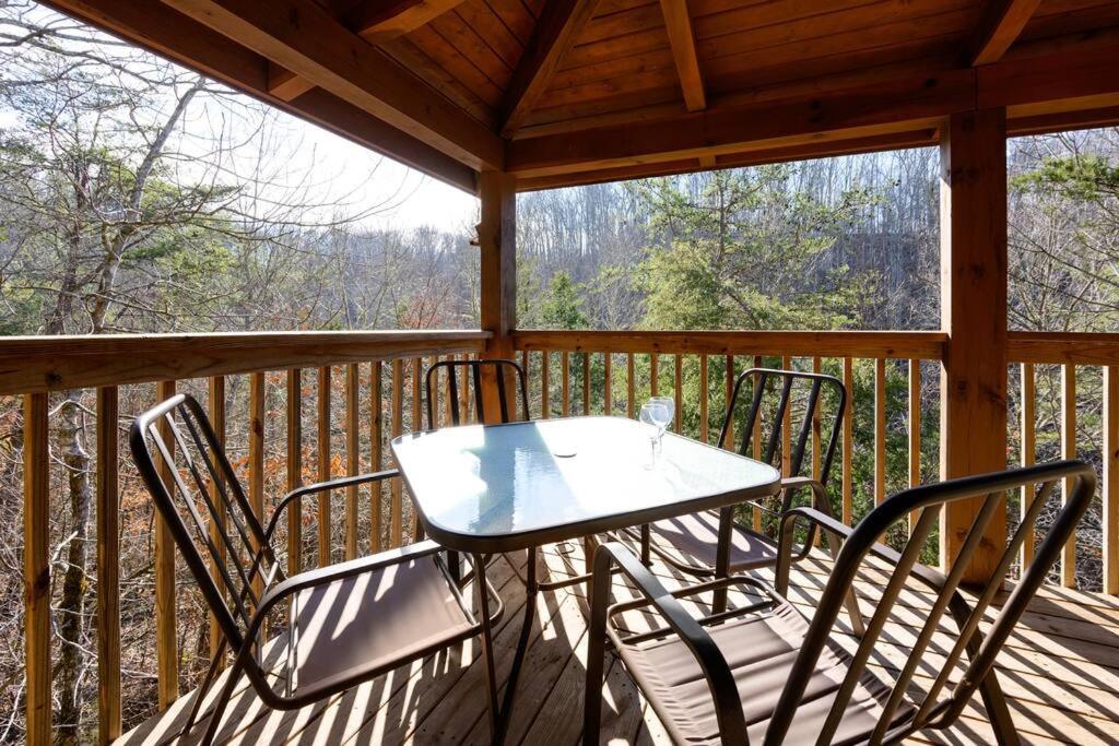 Beautiful 2 Bed Cabin With Hot Tub And Resort Pool Sevierville Kültér fotó