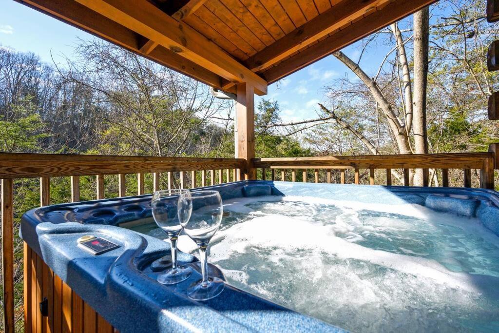 Beautiful 2 Bed Cabin With Hot Tub And Resort Pool Sevierville Kültér fotó