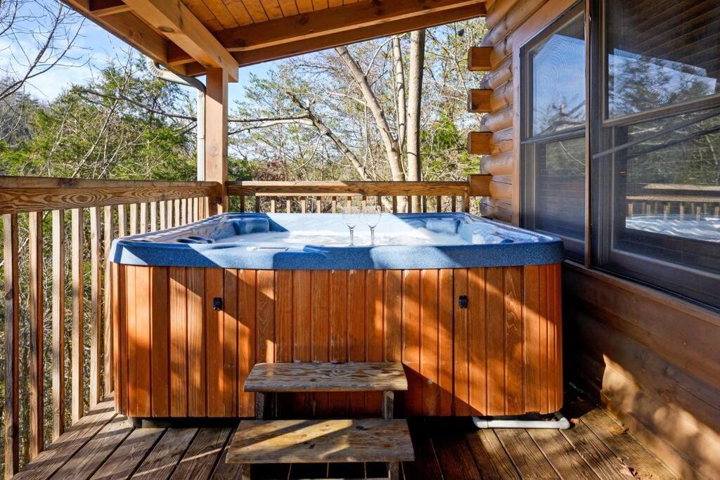 Beautiful 2 Bed Cabin With Hot Tub And Resort Pool Sevierville Kültér fotó