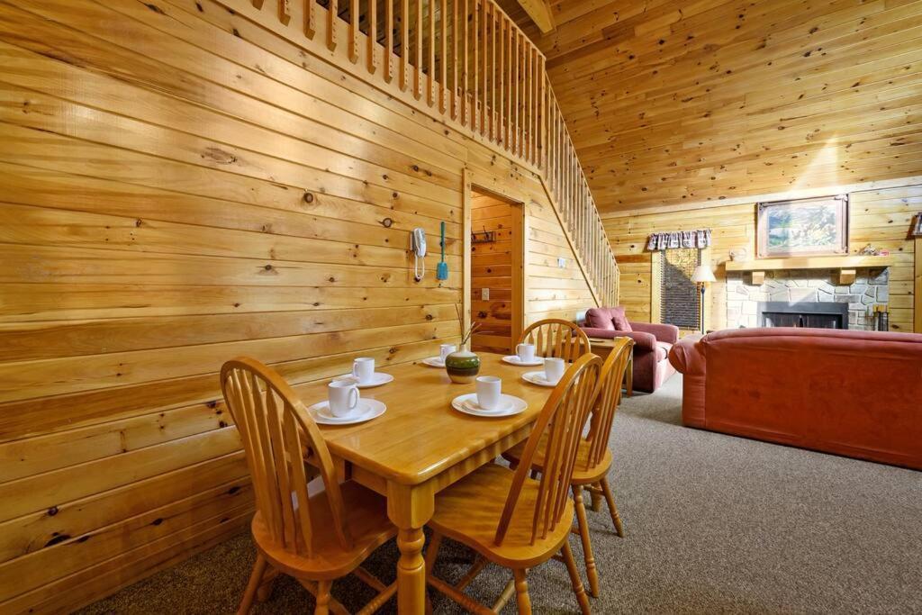 Beautiful 2 Bed Cabin With Hot Tub And Resort Pool Sevierville Kültér fotó