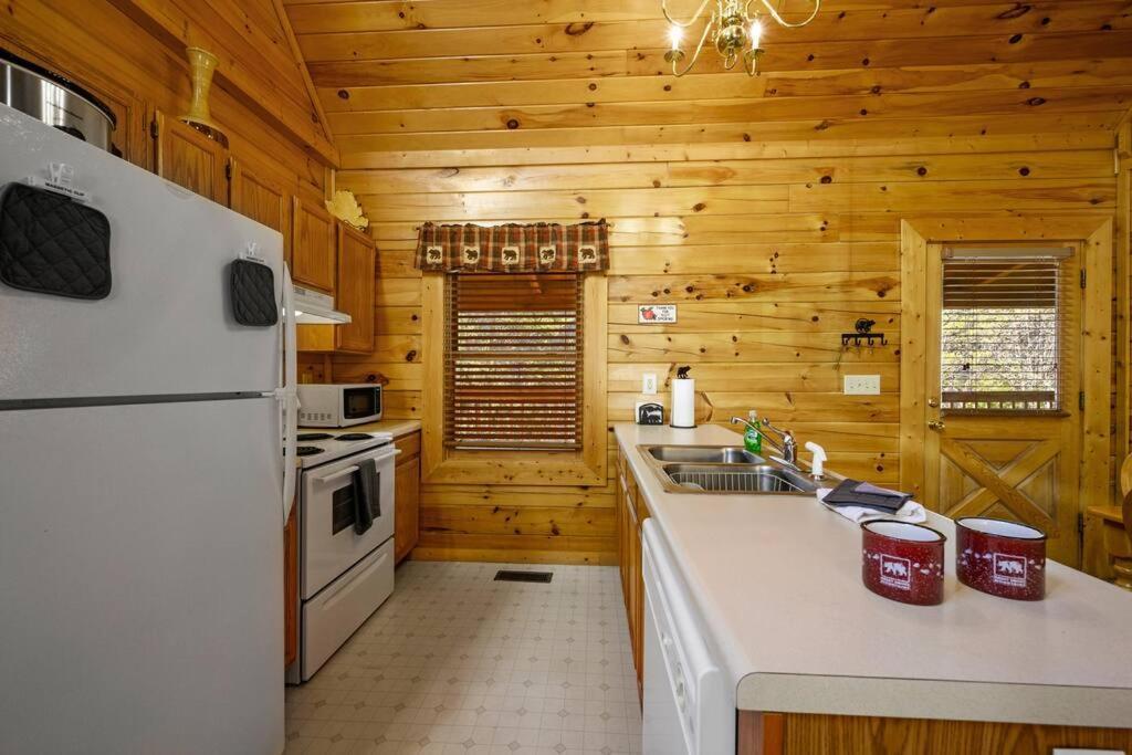 Beautiful 2 Bed Cabin With Hot Tub And Resort Pool Sevierville Kültér fotó