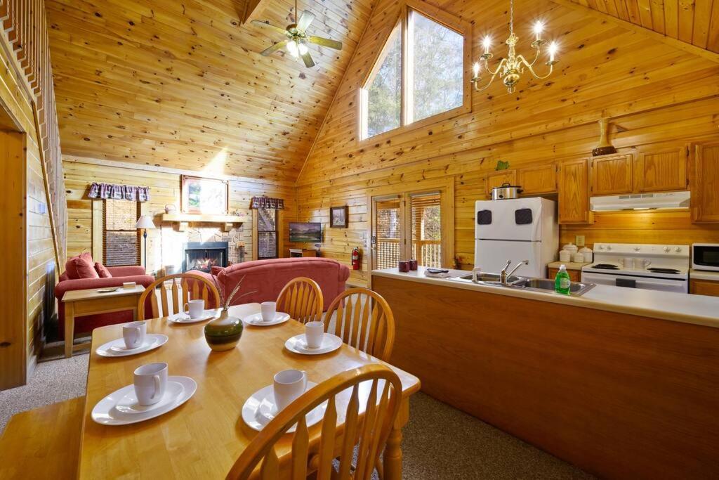 Beautiful 2 Bed Cabin With Hot Tub And Resort Pool Sevierville Kültér fotó